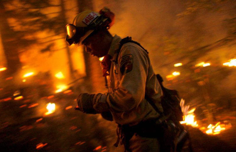 Primera víctima mortal por los incendios de California que intentan sofocar 2.000 militares
