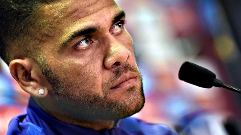 Alves: "Tengo un pie, la cabeza y más de medio cuerpo fuera del club"