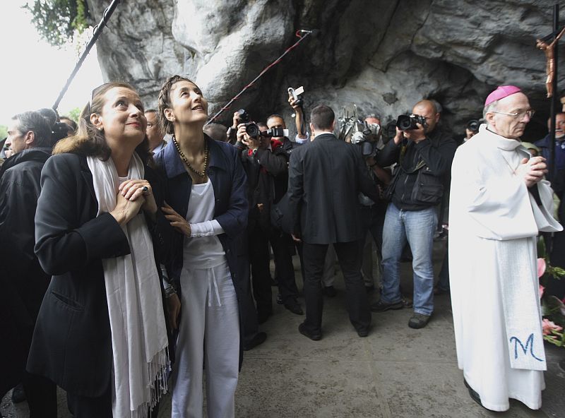 Betancourt agradece a la Virgen de Lourdes su rescate y pide la liberación del resto de rehenes