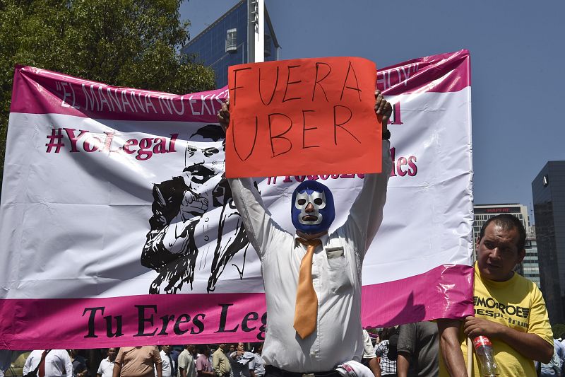 Los taxistas de la Ciudad de México protestan contra Uber y la compañía ofrece viajes gratis