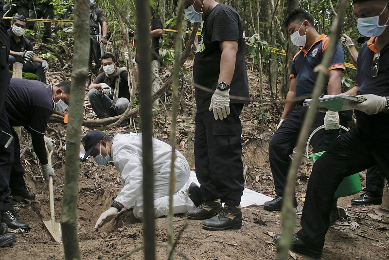 Malasia comienza a desenterrar restos humanos en los campamentos de los traficantes de personas