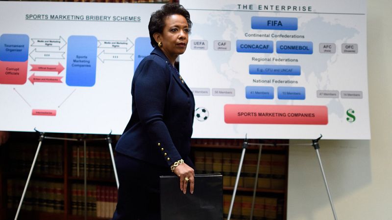 La fiscal general de EE.UU.: "Los detenidos de la FIFA solicitaban sobornos torneo tras torneo""