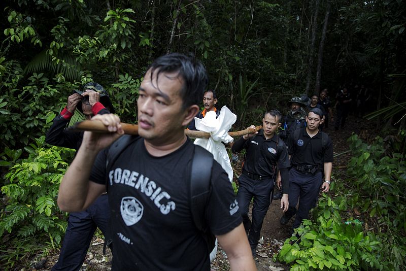 Malasia encuentra 139 cadáveres en las tumbas halladas en los campos de los traficantes de personas