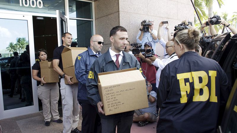 El escándalo FIFA avergüenza al fútbol mundial, a la espera de nuevas detenciones