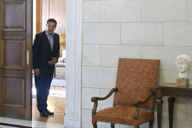 Tsipras recurre a Merkel y Hollande para que una solución política cierre la negociación del rescate