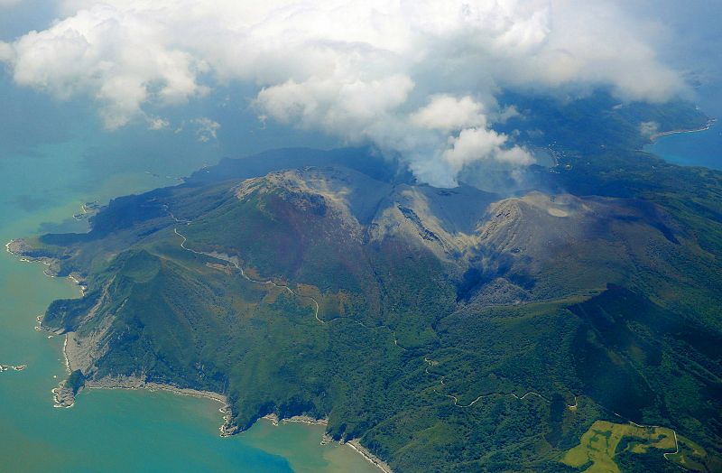 La fuerte erupción del volcán Shindake obliga a evacuar una isla del sur de Japón