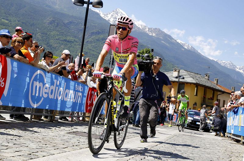 Contador salva la 'maglia' rosa tras sobreponerse a una crisis