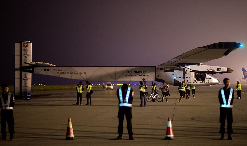 El primer avión solar que da la vuelta al mundo, el Solar Impulse II, cruza el Pacífico