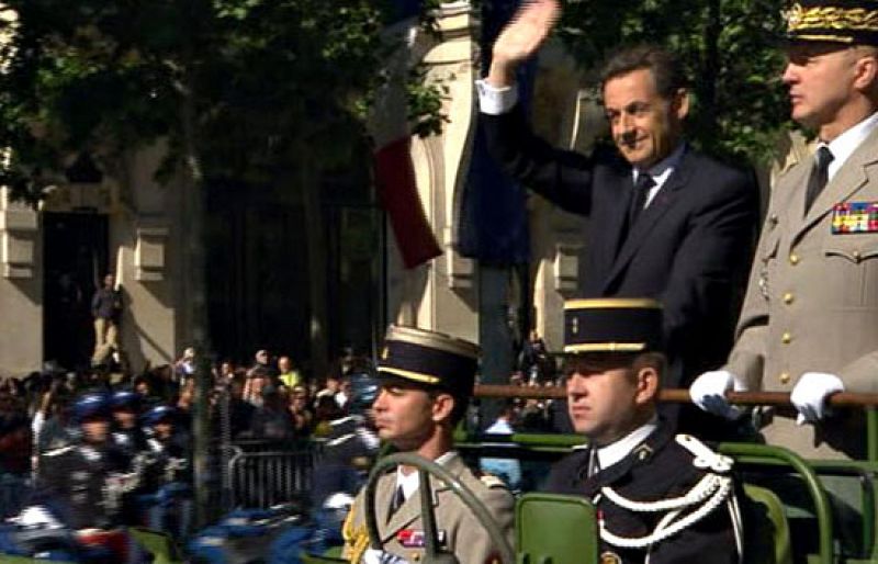 Francia se tiñe de color mediterráneo y del azul de la ONU en la fiesta nacional del 14 de julio