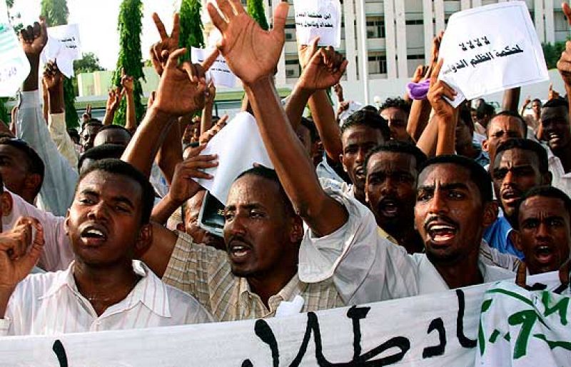 La Corte Penal Internacional acusa al presidente de Sudán de genocidio