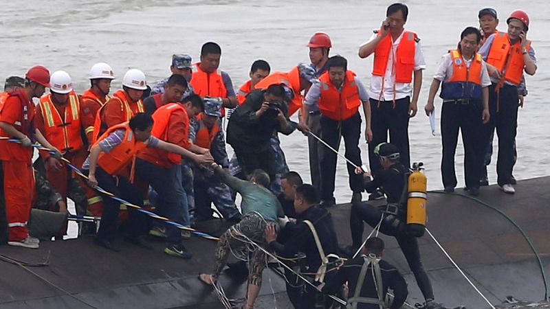 Más de 400 desaparecidos en el peor naufragio en China en décadas