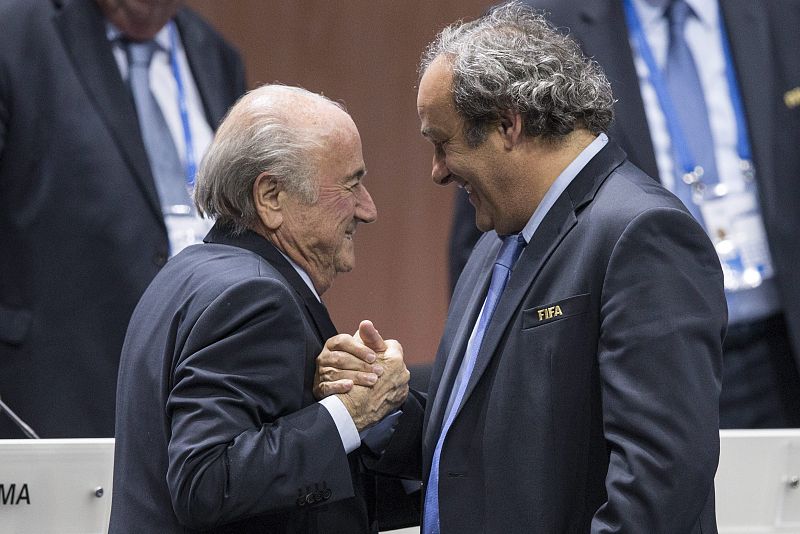 Platini, sobre la dimisión de Blatter: "Es una decisión difícil, valiente y correcta"
