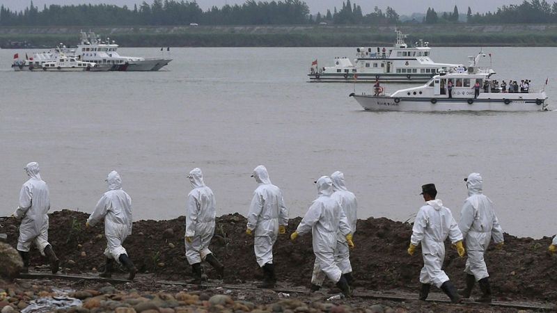 China comienzan a perforar el casco del buque naufragado en el río Yangtsé