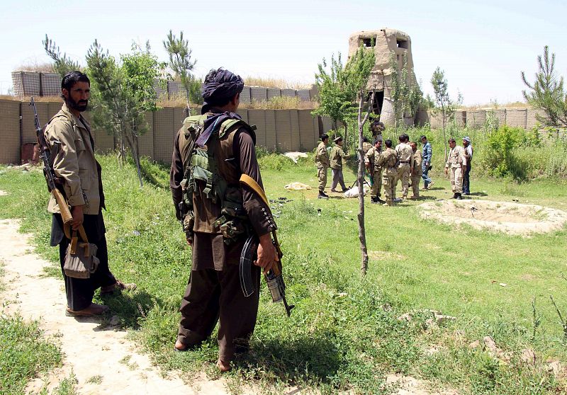 Supuestos insurgentes del Estado Islámico decapitan a diez talibanes en Afganistán
