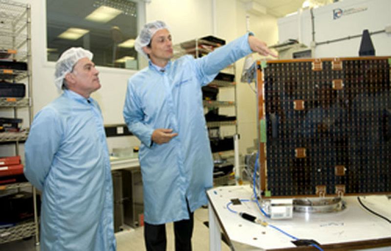 El astronauta Pedro Duque presenta el primer satélite de una empresa española
