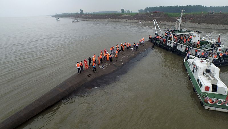 Aumenta la cifra de muertos en el río Yangtsé al perforar el casco del barco hundido