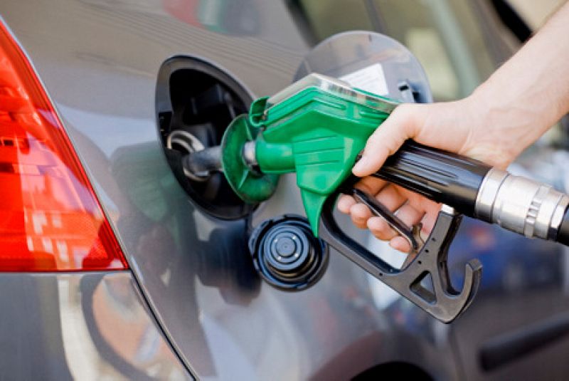 La gasolina marca un máximo anual en 1,318 euros por litro y sube un 14,5% desde enero