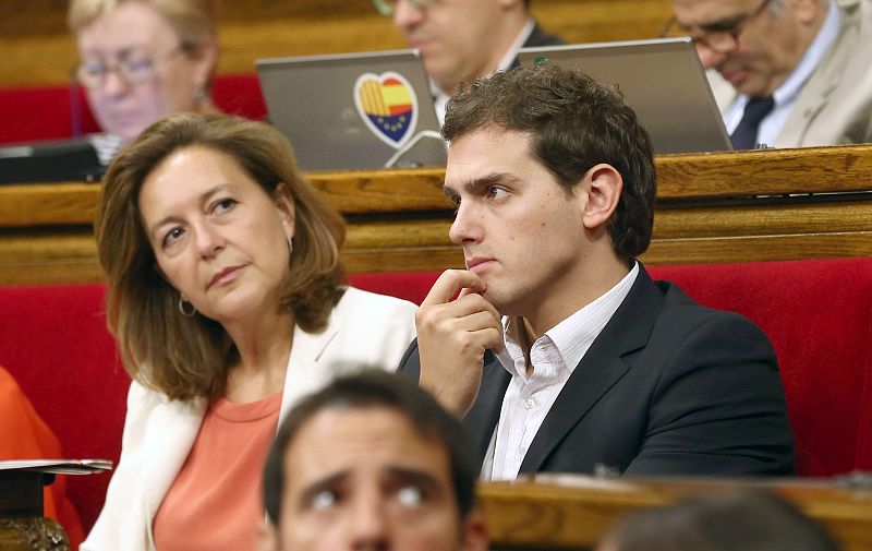 Rivera avisa al PP de que Ciudadanos "no se conforma" con las dimisiones de Figar y Victoria