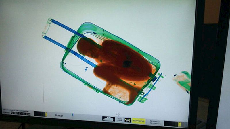 Las pruebas de ADN confirman el parentesco del niño rescatado de una maleta y sus padres