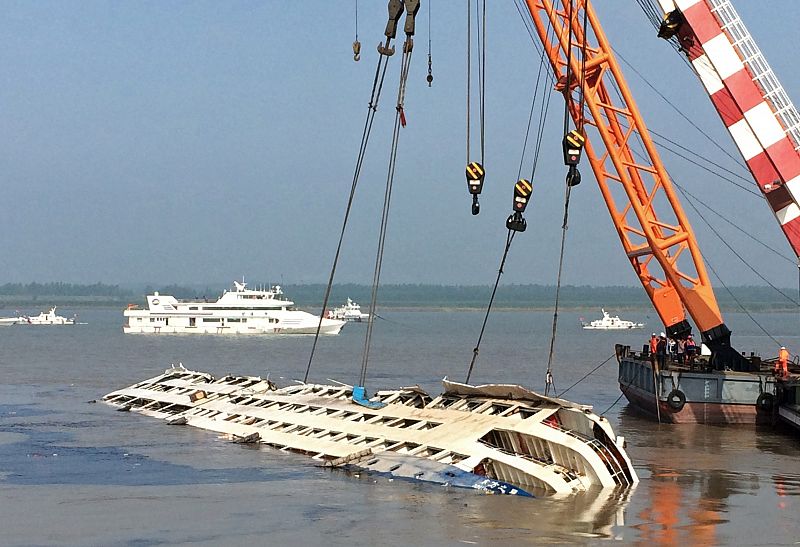 China reflota el barco hundido en el Yangtsé en busca de más víctimas