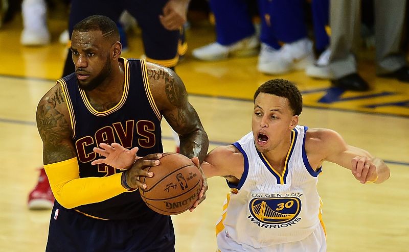Los Warriors se anotan el primer triunfo en la prórroga a pesar de los 44 puntos de LeBron