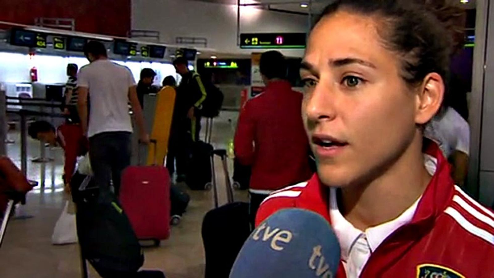 La selección española femenina de fútbol ha partido esta mañana desde el aeropuerto Adolfo Suárez-Madrid Barajas con destino a Montreal, en cuyo estadio olímpico se medirá el próximo día 9 con el combinado de Costa Rica, también debutante en la cita
