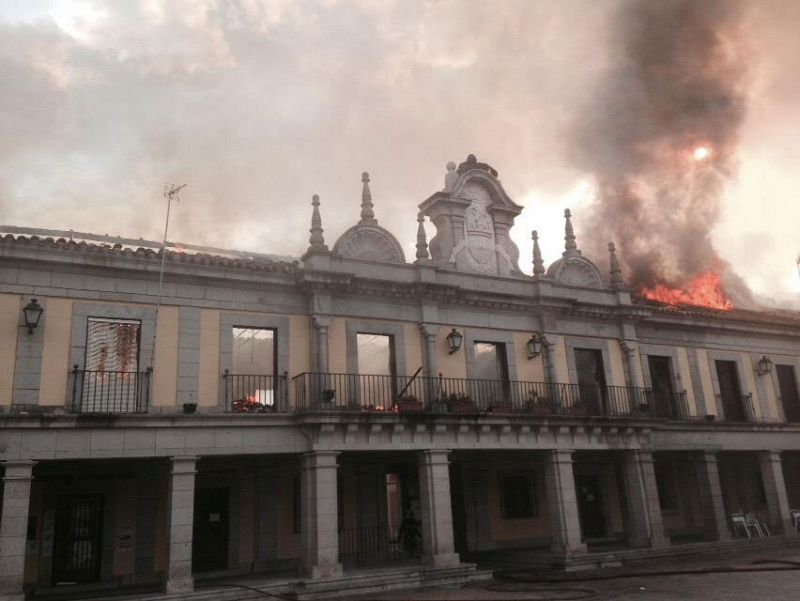 Los bomberos extinguen un incendio en el salón de plenos de Brunete