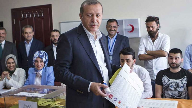 Turquía cierra las urnas de unos comicios cruciales tras una jornada sin incidentes