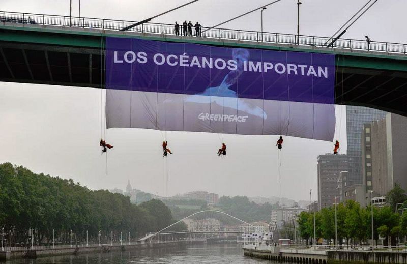 Greenpeace pide proteger los océanos con una pancarta en el puente La Salve de Bilbao