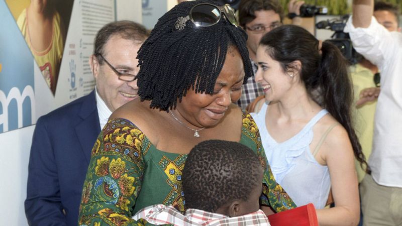 El niño rescatado de una maleta en Ceuta es entregado a su madre