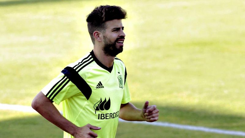 Piqué pone picante a la concentración de la Roja