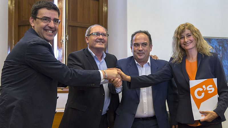 PSOE y Ciudadanos firman el acuerdo para la investidura de Susana Díaz en Andalucía