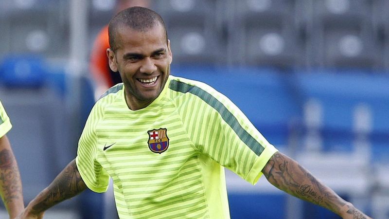 Dani Alves renueva con el Barcelona hasta 2017