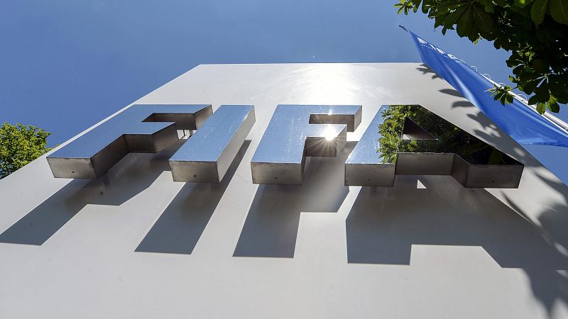 El argentino Burzaco, buscado por el caso FIFA, se entrega en Italia