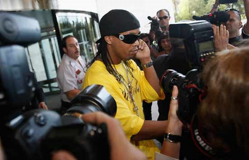 El Barcelona traspasa a Ronaldinho al Milan