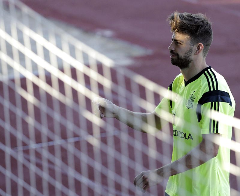 Piqué y Alba no acaban un entrenamiento en el que Del Bosque prueba equipos