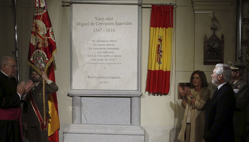 Los restos de Cervantes descansan ya en su nuevo monumento en las Trinitarias
