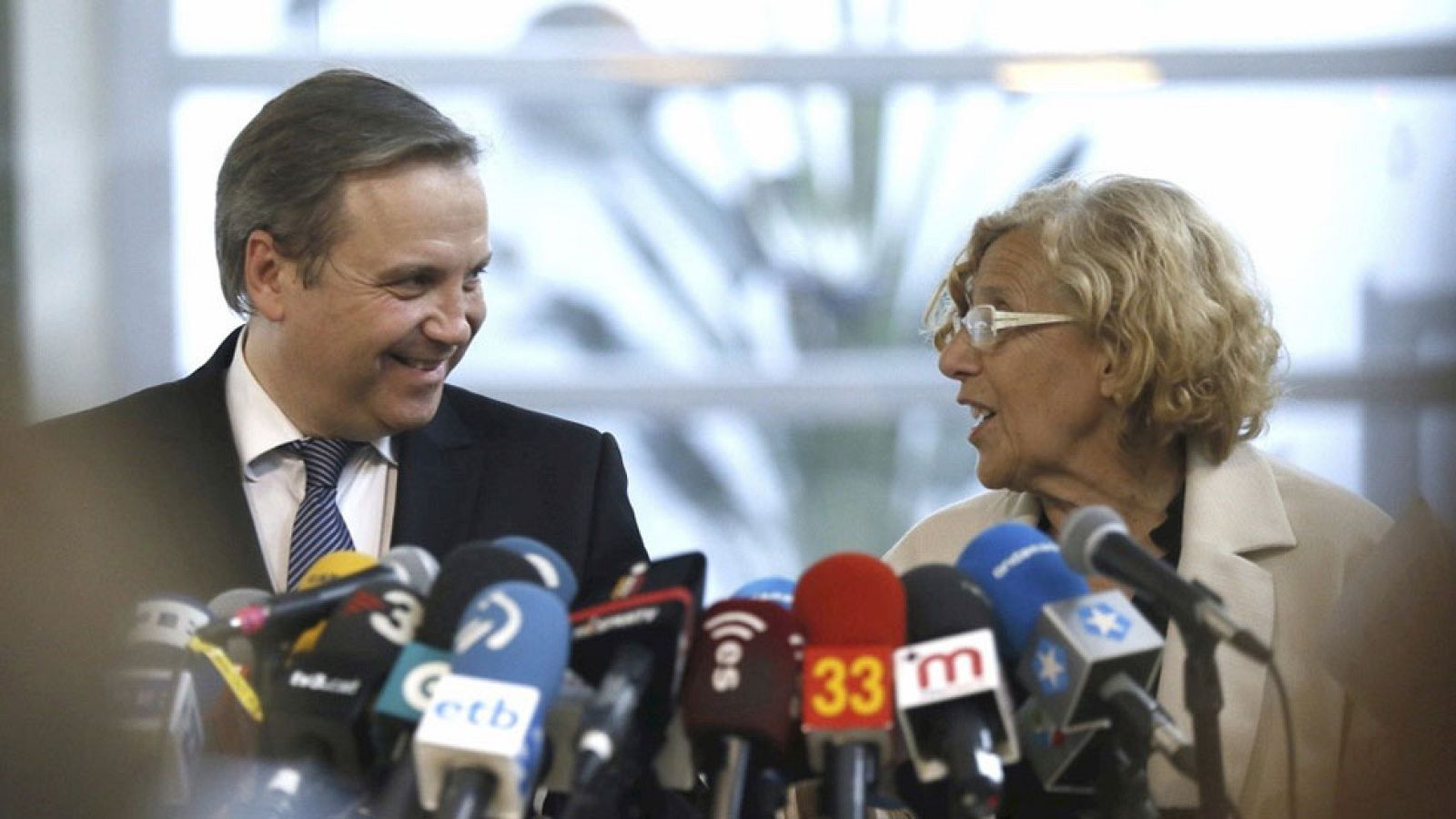 Manuela Carmena y Antonio Miguel Carmona prometen un Ayuntamiento abierto a todos