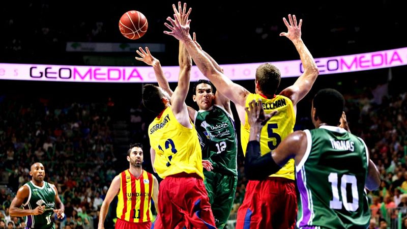 El Unicaja gana al Barcelona y fuerza el quinto partido de semifinales