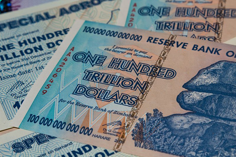 Zimbabue retirará los billetes de 100 billones de dólares zimbabuenses