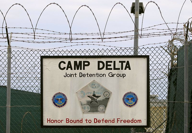 EE.UU. traslada a seis presos yemeníes de Guantánamo a Omán