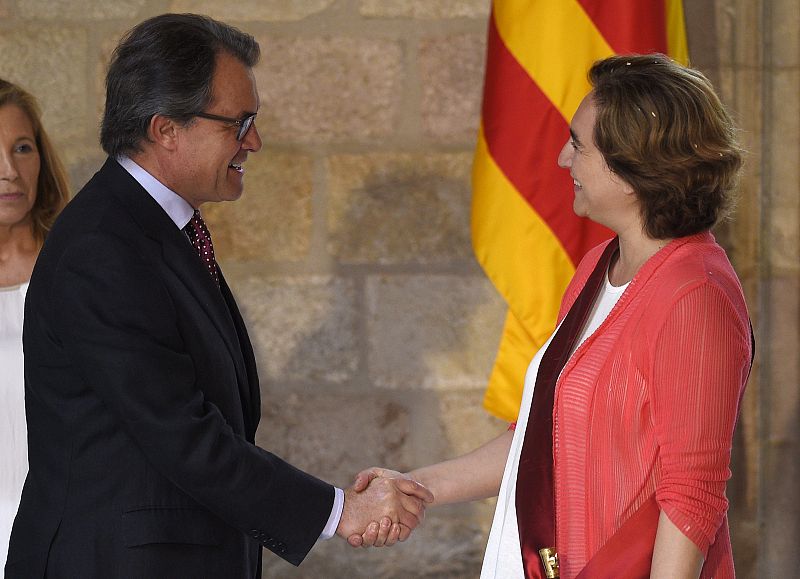 Mas ofrece diálogo a Colau y pide que "esté al lado" de la Generalitat en el proceso soberanista
