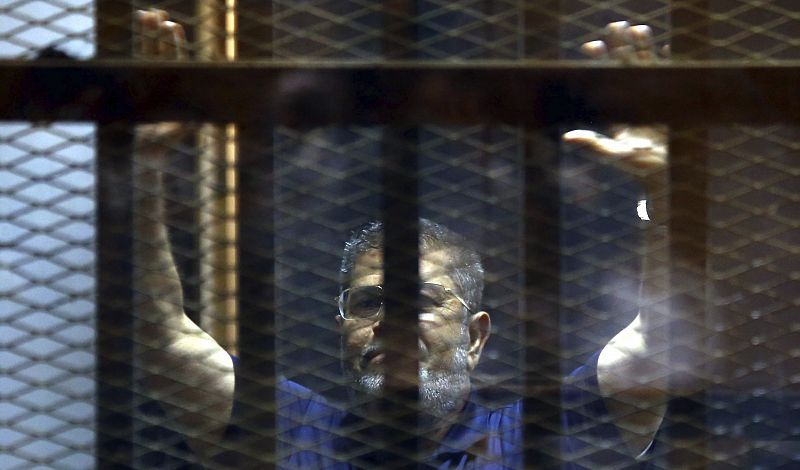 La justicia egipcia confirma la pena de muerte al expresidente Morsi por huir de una cárcel