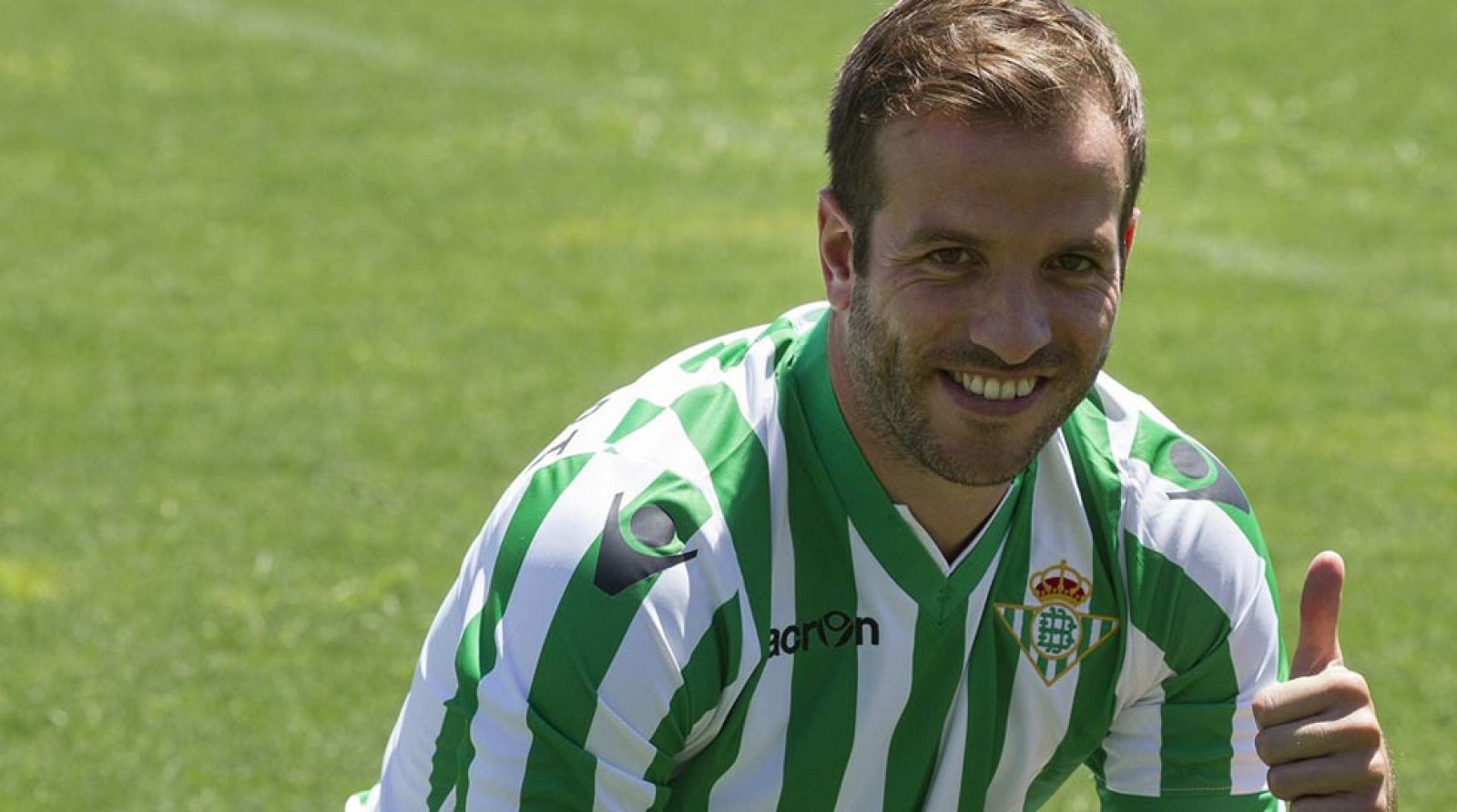 El centrocampista holandés Rafael van der Vaart, que ha sido presentado hoy como el primer fichaje del Real Betis para la próxima temporada, ha reconocido que sus dos últimas campañas en el Hamburgo alemán "han sido malas" pero que cree que todavía t