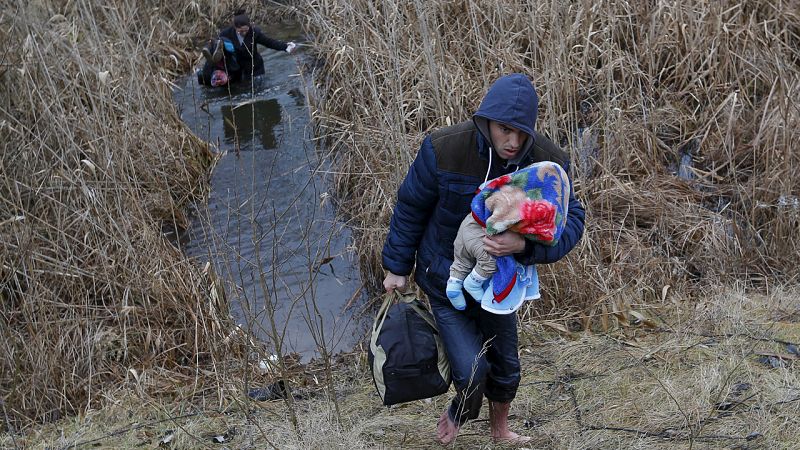Hungría pretende parar la ola migratoria con una valla en su frontera con Serbia
