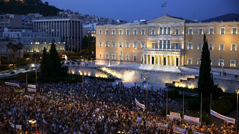Miles de griegos apoyan a Tsipras en Atenas en contra de la austeridad