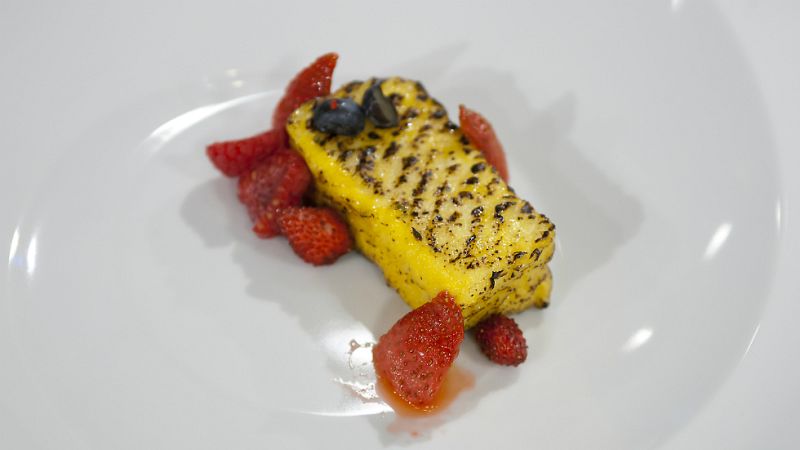 Torrija con pan de brioche y frutas del bosque