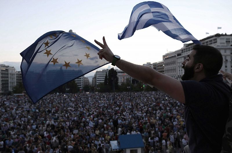 Miles de griegos se manifiestan para exigir un acuerdo y la permanencia en la zona euro