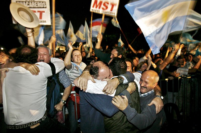 El voto en contra por sorpresa del vicepresidente argentino tumba la polémica ley del campo