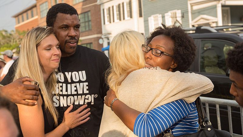 Los vecinos de Charleston recuerdan unidos en una vigilia a las víctimas de la matanza
